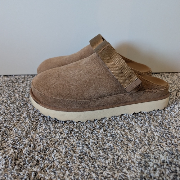 UGG Women's Goldenstar Clog in Chestnut - Picture 2 of 8